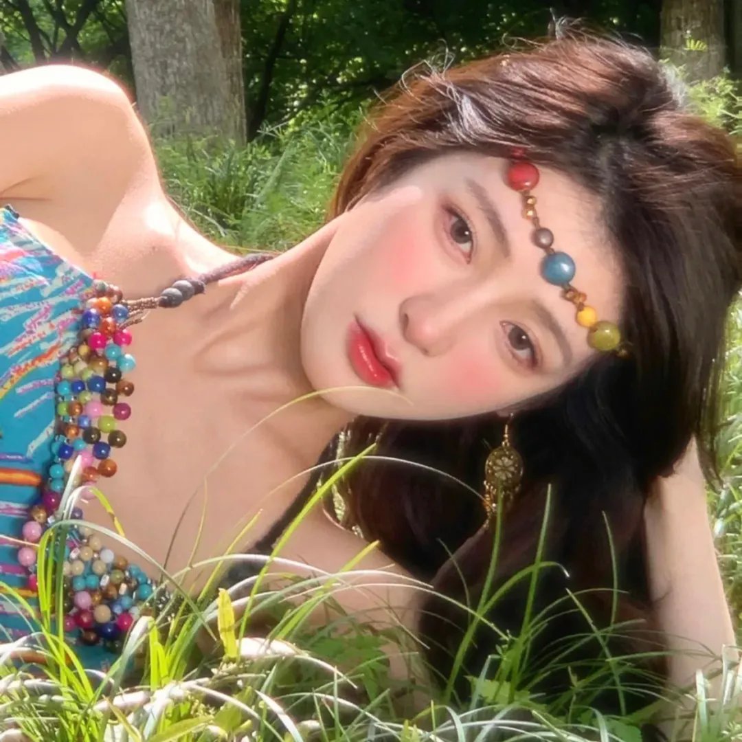 出墙红杏两家春
